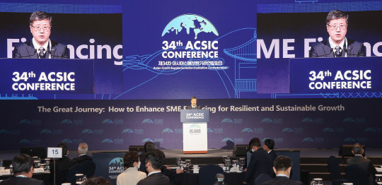 8일 호텔 인터불고 대구에서 개최된 '제34차 아시아신용보완기관연합(ACSIC) 회의'에서 조직위원장인 최원목 신용보증기금 이사장이 개회사를 하고 있다.<신용보증기금 제공>